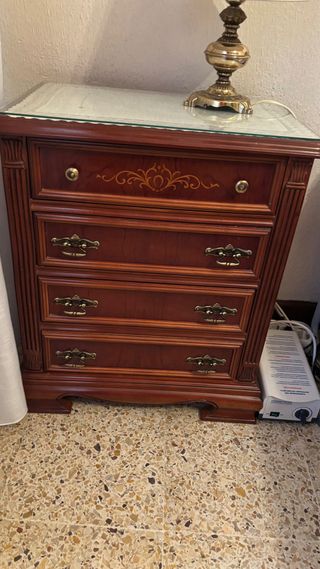 Tocador clásico de madera con espejo