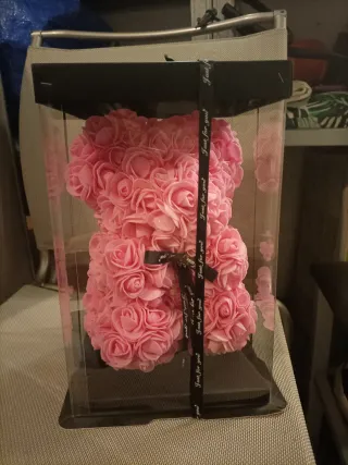 Orsetto di petali rosa