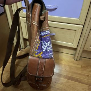 Mochila de cuero y tela