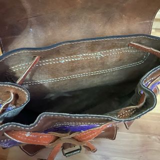 Mochila de cuero y tela