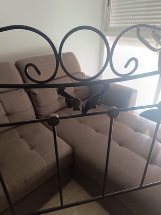 Cabecero negro de hierro forjado.