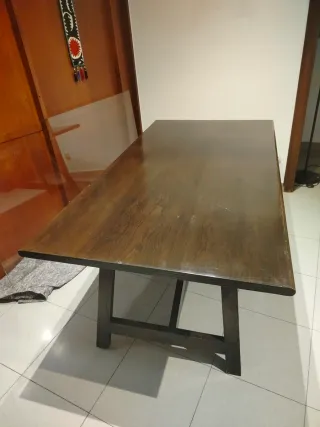 Mesa de comedor de madera oscura