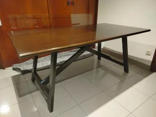 Mesa de comedor de madera oscura