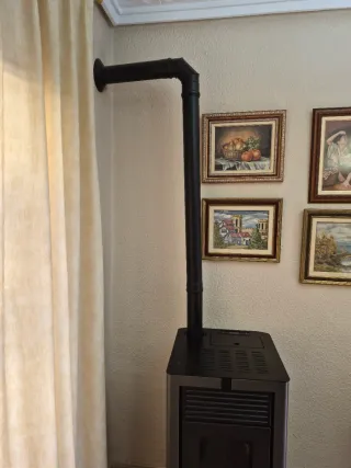 Chimenea de pellets gris. Aspirador chimenea.