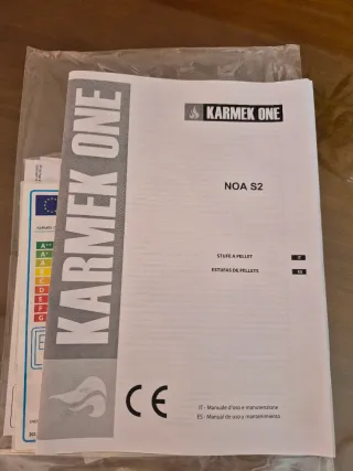 Chimenea de pellets gris. Aspirador chimenea.