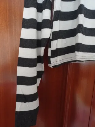 Camiseta de rayas negras y blancas