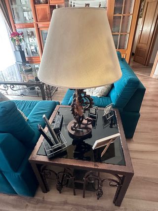 Mesa rinconera con lámpara de sobremesa