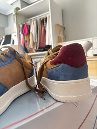 Zapatillas Marrones y Azules