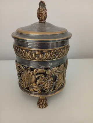 Azucarero con cuchara y tapa decorada