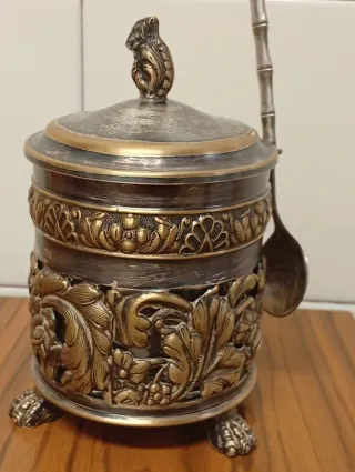 Azucarero con cuchara y tapa decorada