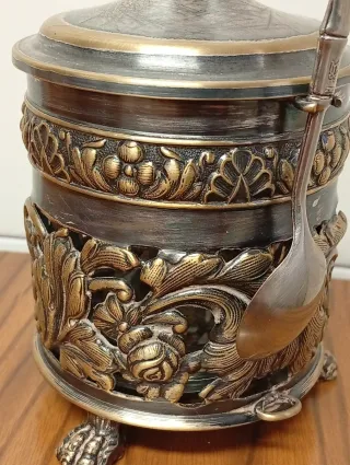 Azucarero con cuchara y tapa decorada
