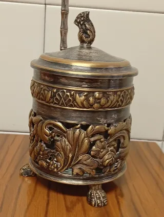 Azucarero con cuchara y tapa decorada