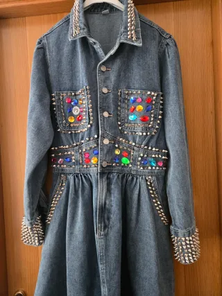 Vestido vaquero largo con tachuelas
