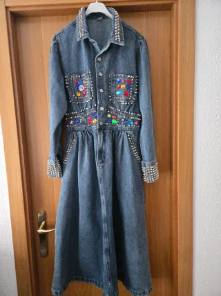 Vestido vaquero largo con tachuelas
