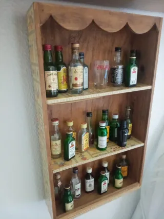 Mueble 3 estantes + 24 mini botellitas