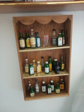 Mueble 3 estantes + 24 mini botellitas