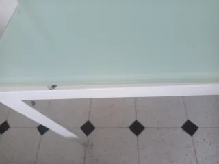 Mesa cristal y metal con 5 sillas