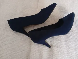 Zapatos de tacón azul noche a estrenar.