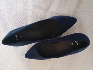 Zapatos de tacón azul noche a estrenar.