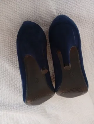 Zapatos de tacón azul noche a estrenar.