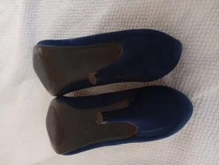 Zapatos de tacón azul noche a estrenar.