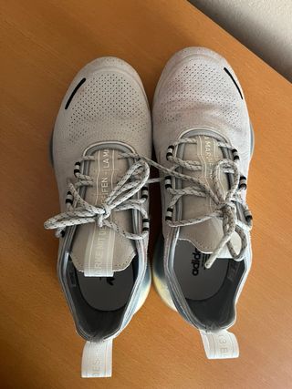 Zapatillas Adidas Grises y Blancas