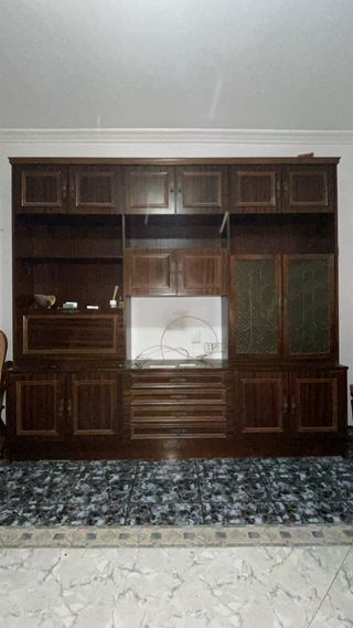 Mueble de salón de madera y cristal