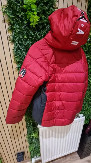 Cazadora Jordan Plumas Faux Roja Niño