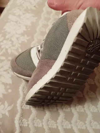 Zapatillas deportivas grises y rosas