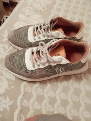 Zapatillas deportivas grises y rosas