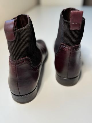 Botín piel Massimo Dutti de color burdeos