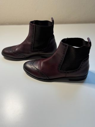 Botín piel Massimo Dutti de color burdeos