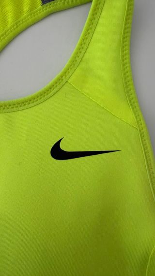 Top deportivo Nike amarillo talla xs