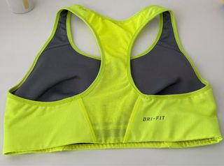 Top deportivo Nike amarillo talla xs