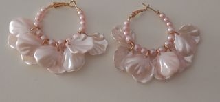 Duo de Pendientes aro perlas y pétalos rosa