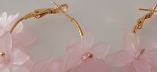 Duo de Pendientes aro perlas y pétalos rosa