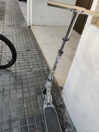 Patinete plegable plateado