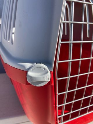 Transportín perro gris y rojo