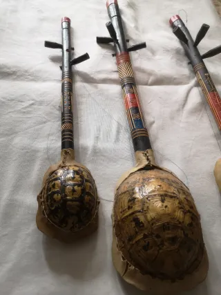 3 un. Guitarra Guimbri o Sintir. Decoración