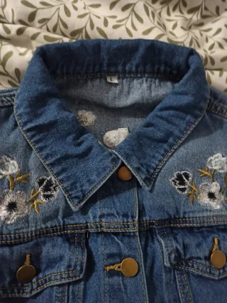 Chaqueta vaquera bordada.