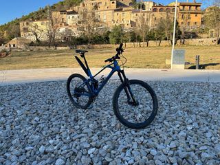 Bicicleta de montaña azul