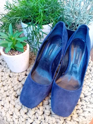 Zapato de tacón azul marino