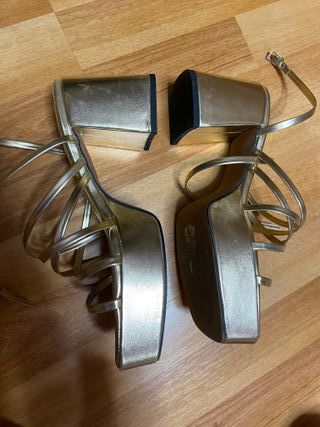 Tacones plataforma dorados ASOS