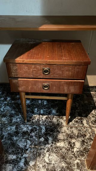 Mesita de noche de madera marrón