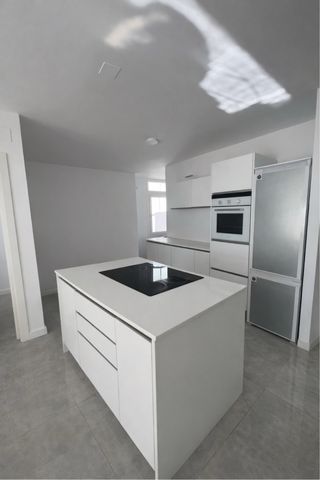 Cocina blanca con isla y encimera Silestone