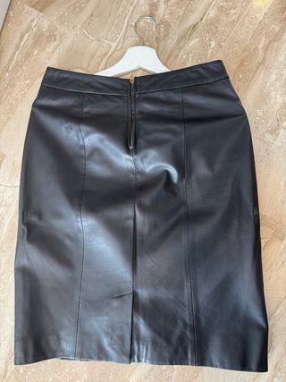 Falda de piel negra