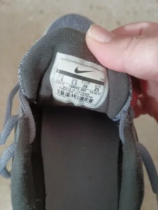 Zapatillas deportivas Nike grises y rojas