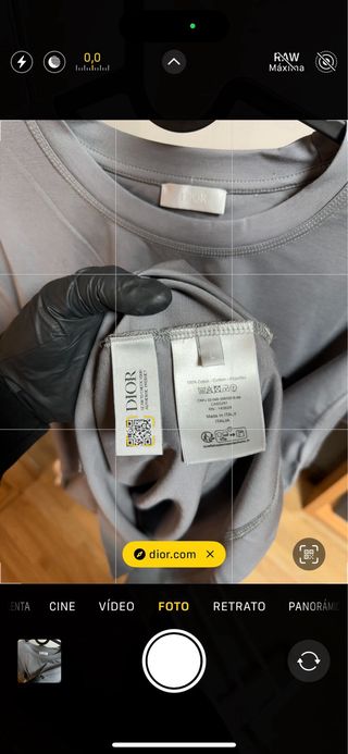 Camiseta gris con logo pequeño