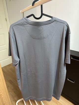 Camiseta gris con logo pequeño