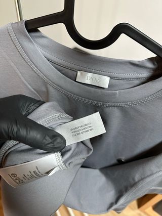 Camiseta gris con logo pequeño